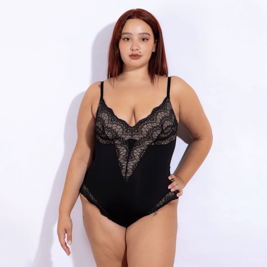 Model in the picture is 178 cm tall, and weights 96 Kgs wearing XL black