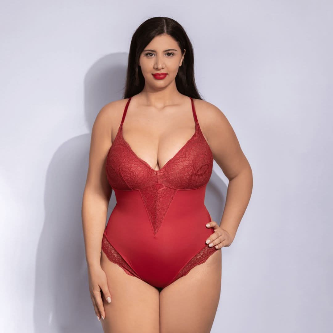 Model in the picture is 180 cm tall, and weights 110 Kgs wearing Red XXL