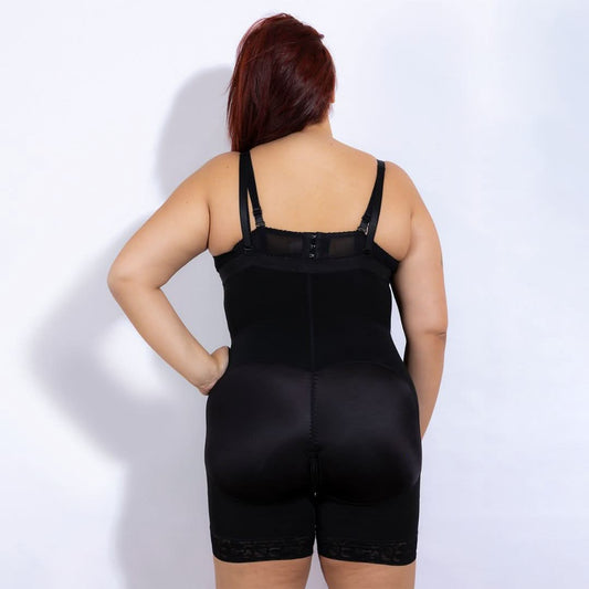 Model in the picture is 178 cm tall, and weights 96 Kgs wearing XL