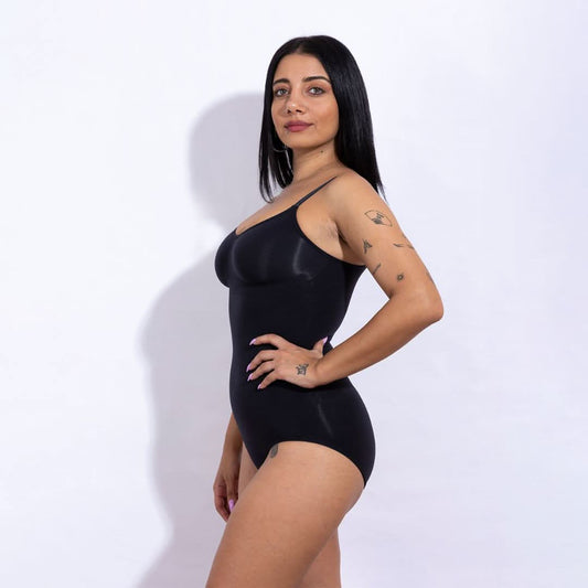 Model in the picture is 160 cm tall, and weights 60 Kgs wearing black classic cut M/L